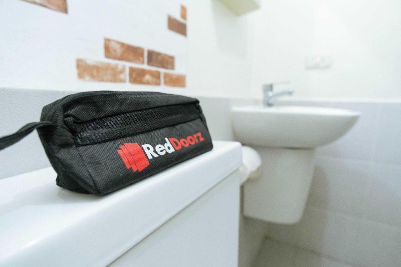 Reddoorz Plus Near Jakarta Kota Station Exterior photo